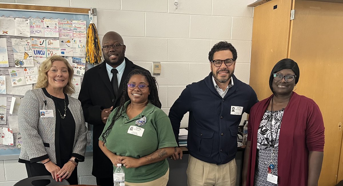 SammiBetham's tweet image. We were honored to host Mr. Tarrane Parker, Director of DEI from @NNSYNews and members of his team at today&apos;s T.I.D.E. Student Voice Group meeting @FirstColonialHS  Students learned about S.T.E.A.M. opportunities &amp;amp; building inclusive communities! #WeRFC 💙💛