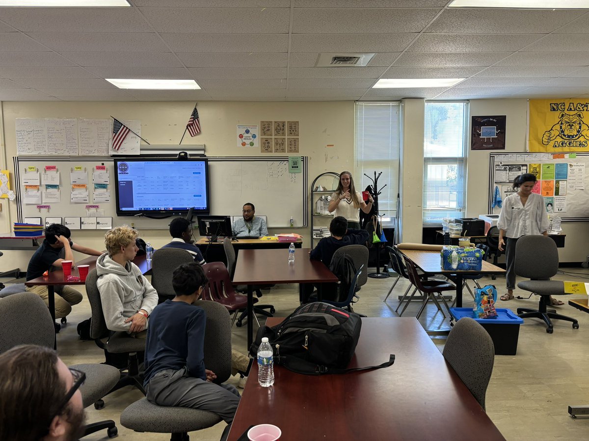 Our Independence team had a great class last week learning more about brick construction.

Led by mentor, Vincent with LeChase Construction and guest speaker Summer with Stewart Engineering. 

Looks like a great activity - great work team!