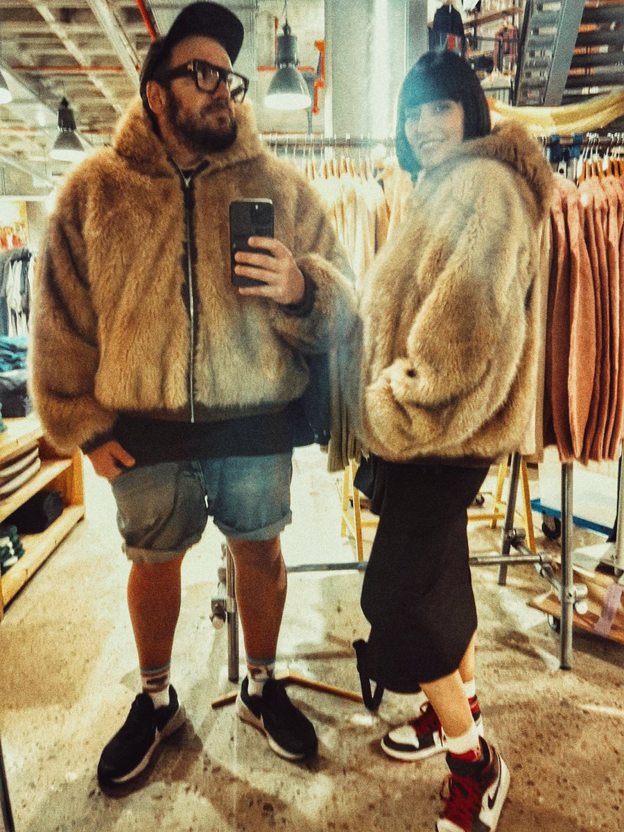 EISBÄR - Ich möchte ein eisbär sein
Im kalten polar
Dann müßte ich nicht mehr schreien
Alles wär so klar
Ich möchte ein eisbär sein
Im kalten polar