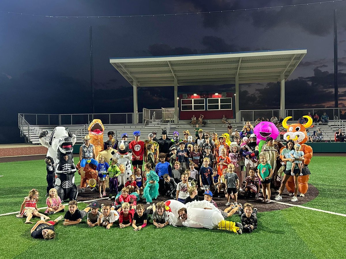 Awesome turnout for Bullard Baseball’s first Halloween game! We can’t wait for this to become a Bullard Baseball tradition! 👻🎃⚾️
