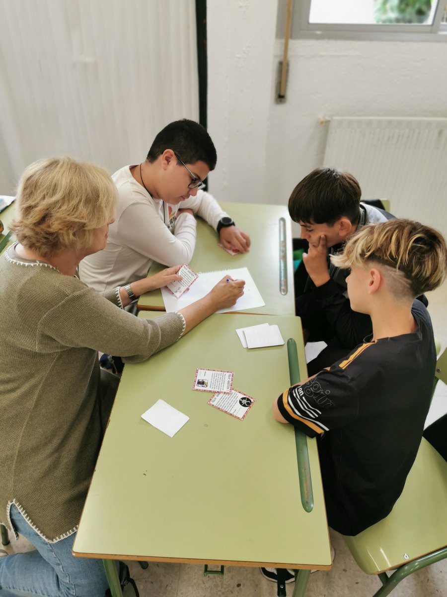 RESOLVEMOS SIN MIEDO PROBLEMAS TERRORÍFICOS:
La mejora de la comprensión lectora y de la resolución de problemas son objetivos primordiales este curso en las clases de matemáticas. Una clase especial en la que se han superado bloqueos, se ha debatido y se ha utilizado el inglés.