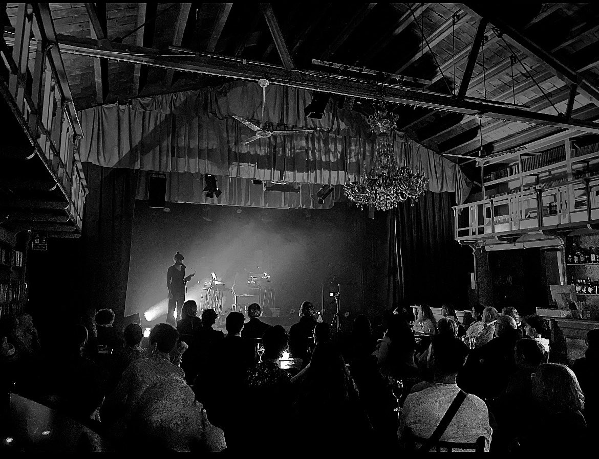 FNPoesiacat's tweet photo. ⚫️ Acabem de posar punt final al #FNP24! 

◼️ Cloenda del 24è Festival Nacional de Poesia a Sant Cugat 
➖ ‘Emergències’ amb @mireia_calafell i @nilciuro al @siglomercantic 

🤍 Gràcies a tots/es! 

@ajsantcugat @culturastc @FerraterGabriel @omnium @omniumstc @totsantcugat https://t.co/OOfH971Usk