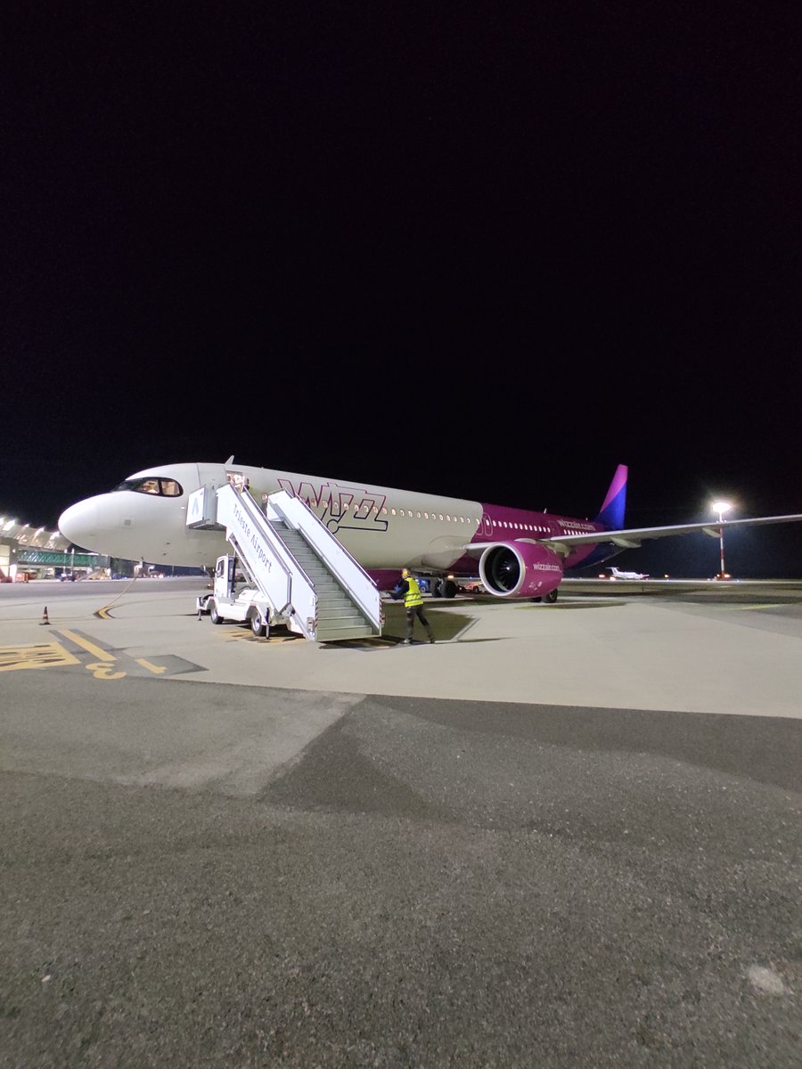 Oggi a @triesteairport abbiamo inaugurato il collegamento OTP-TRS-OTP di <a href="/wizzair/">Wizz Air</a> 
Ora potrai volare a #Bucarest due volte a settimana, il martedì e il sabato, con partenza da TRS alle 20:35 ed arrivo a OTP alle 23:30: finalmente si può volare tra Friuli Venezia Giulia e Romania.