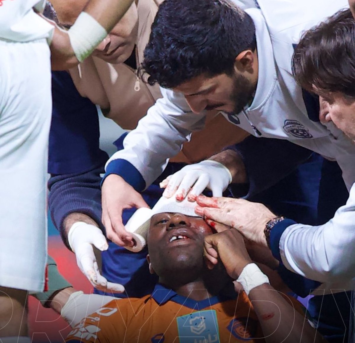 SAD NEWS.

Fashion Sakala has suffered a head injury after a strong collision with an Al Arabi goalkeeper during the the Saudi King's Cup match.

The Zambian forward has been rushed to the nearest hospital in an ambulance.

We send our strong wishes to Fashion.

#TRSportzm