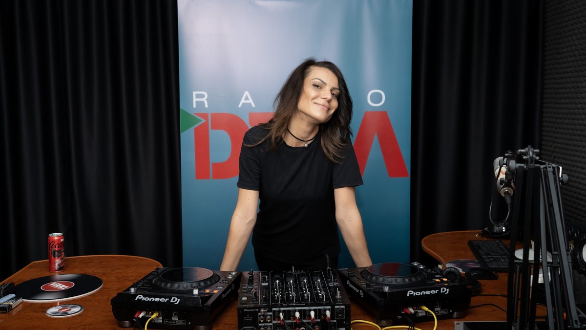 radiodeea's tweet image. Get ready to dive into the electrifying sounds of Minimal Techno with DJane Miss FUzzy, live on Radio DEEA! 🎶 Known for her hypnotic grooves and deep beats, Miss FUzzy brings a unique fusion of energy and finesse, creating an unforgettable musical journey.
Live video on YT.