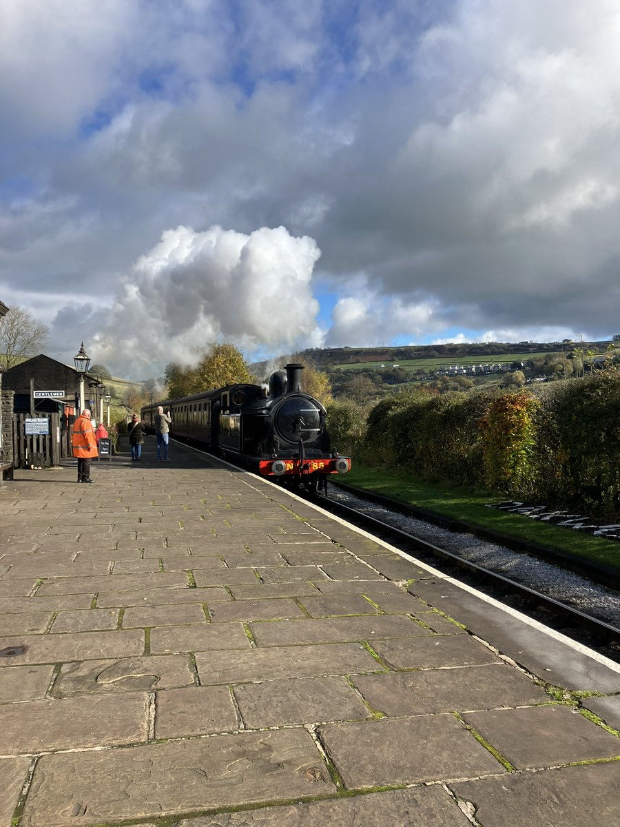 Little literary mini-break done. <a href="/BronteParsonage/">Brontë Parsonage Museum</a>, plus book Edge of Solitude signing for <a href="/halekatie/">Katie Hale - novelist & poet 🌈</a>, plus <a href="/ShibdenHall/">Shibden Hall</a>, Railway Children trains at Oakworth, and popped into @BookCornerHX  plus a lot of reading!