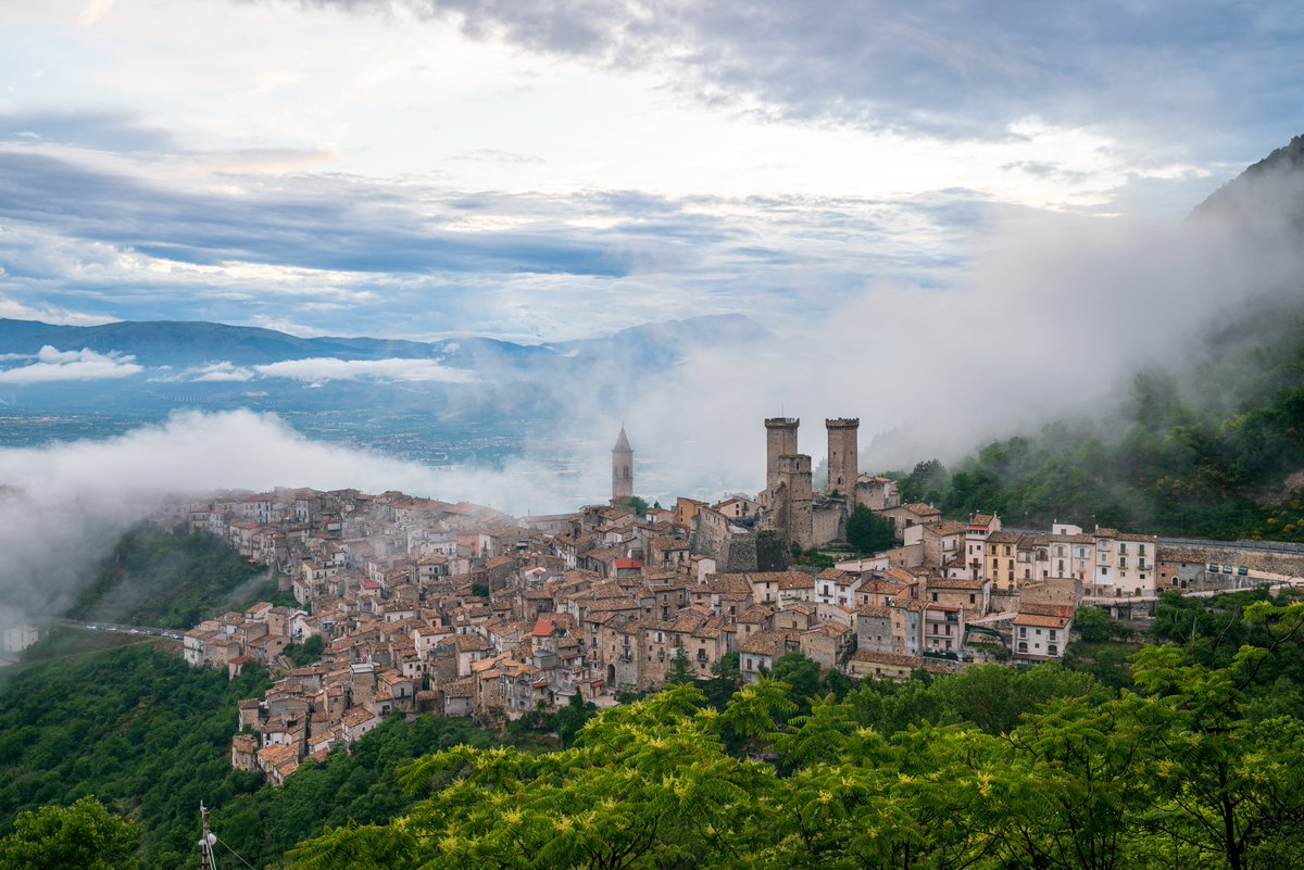 Ever heard of Pacentro? 🇮🇹 

Tucked away in the mountains of Abruzzo, this medieval villages enchants with its beautifully preserved historic center and breathtaking natural surroundings.