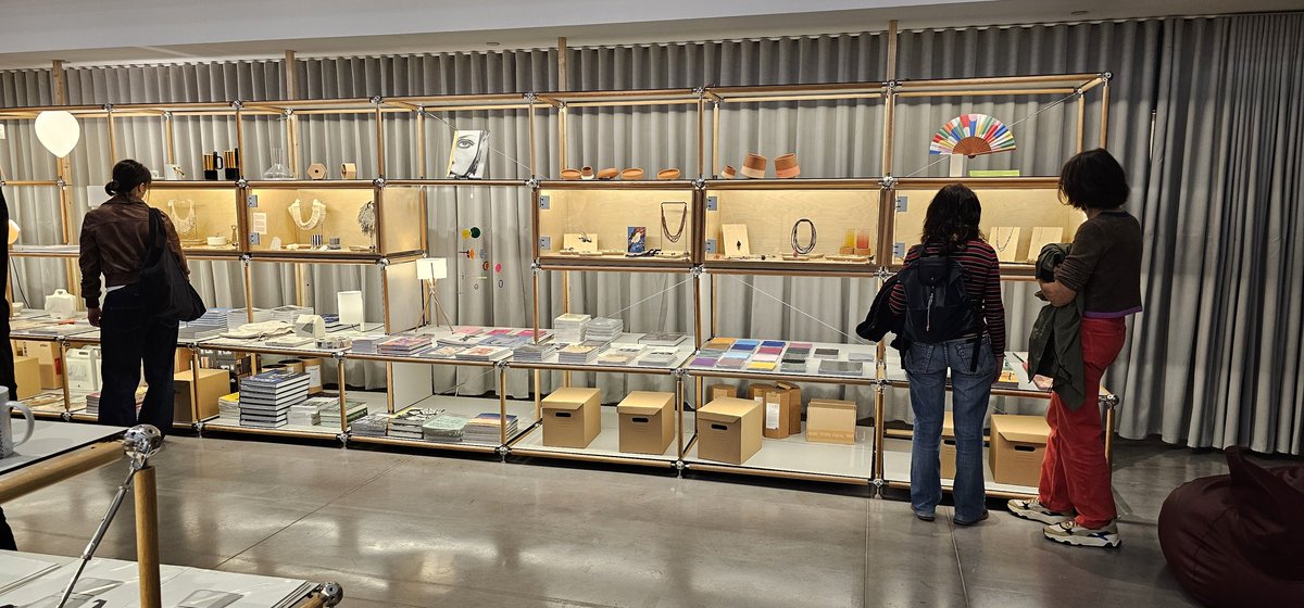 peinadormarta's tweet image. Hoy se ha inaugurado #Dshop la nueva tienda del @dissenyhub donde encontrarás merchandising y publicaciones del museo, libros, objetos de #diseño, obra gráfica, fotografía, joyas y souvenirs, mapas y libros sobre #Barcelona. 
Si eres fan del diseño no te la puedes perder.