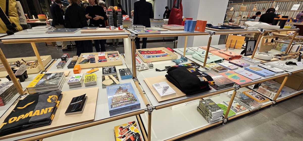 peinadormarta's tweet image. Hoy se ha inaugurado #Dshop la nueva tienda del @dissenyhub donde encontrarás merchandising y publicaciones del museo, libros, objetos de #diseño, obra gráfica, fotografía, joyas y souvenirs, mapas y libros sobre #Barcelona. 
Si eres fan del diseño no te la puedes perder.