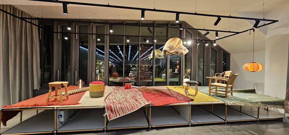 peinadormarta's tweet image. Hoy se ha inaugurado #Dshop la nueva tienda del @dissenyhub donde encontrarás merchandising y publicaciones del museo, libros, objetos de #diseño, obra gráfica, fotografía, joyas y souvenirs, mapas y libros sobre #Barcelona. 
Si eres fan del diseño no te la puedes perder.