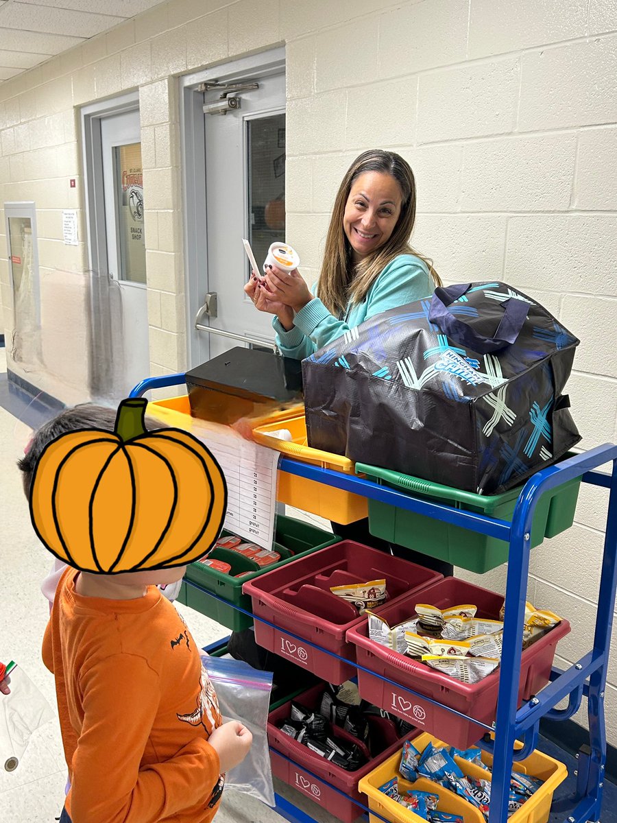 Look who was working at the snack shack today! Our founder and CEO Mrs Coelho! Your help is always appreciated! <a href="/rvrcoelho/">ℝ𝚘𝚜𝚊𝚕𝚒𝚎 ℝ𝚘𝚍𝚛𝚒𝚐𝚞𝚎𝚜-ℂ𝚘𝚎𝚕𝚑𝚘</a> <a href="/StClareDP/">StClare</a>