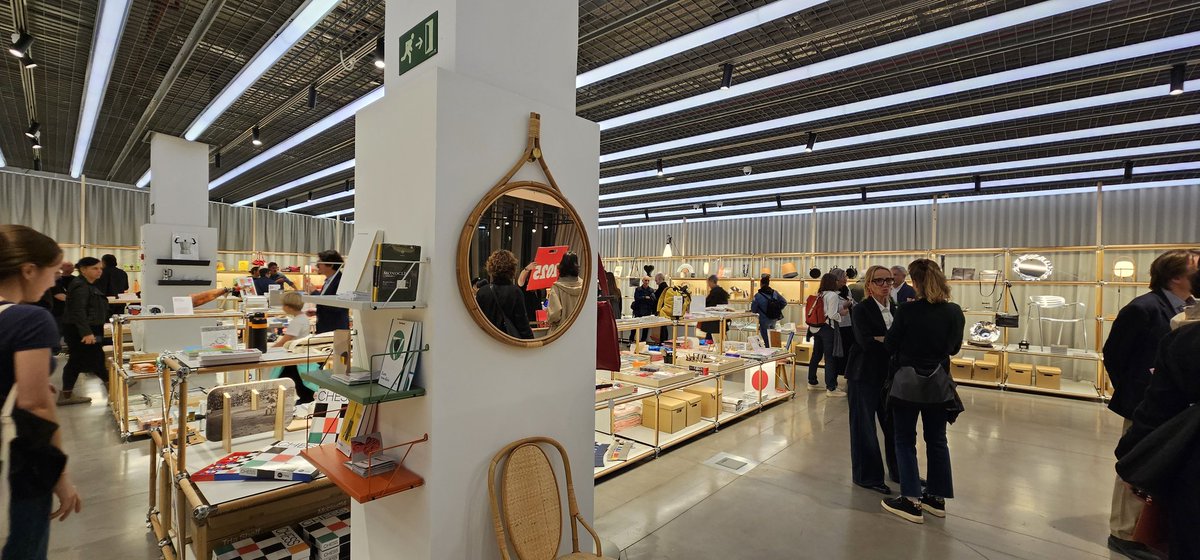 peinadormarta's tweet image. Si t'agrada el #disseny, no et perdis #Dshop la nova botiga del @dissenyhub on trobar llibres, objectes de disseny, fotos, joies i records de Barcelona. 
La porta @lacapell_com