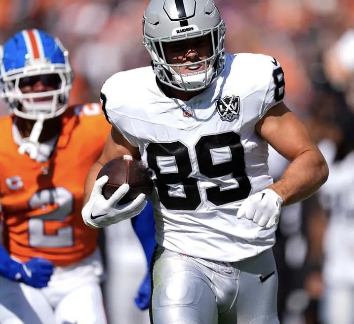 MLFootball's tweet image. SUPERSTAR: #Raiders rookie tight end Brock Bowers LEADS THE ENTIRE #NFL in receptions this season.  

Bowers already has 52 receptions and is on pace to have an historic 110 receptions.

Brock is only 21 years old.