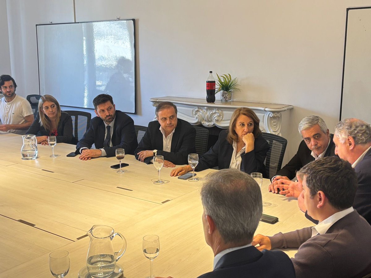 Stolbizer's tweet photo. AUDITEN TODO LO QUE QUIERAN, PERO BASTA DE RECORTARLE FONDOS A LAS UNIVERSIDADES.

El gobierno de Milei grita “AUDITORÍA” (como si las universidades no las tuvieran), pero lo que quiere es ahogar la educación de calidad, la ciencia y la investigación.
Ojo que ya “la vimos” muchas veces, a estos líderes  brutos no les preocupa tanto la plata (para aviones y espías siempre hay). Lo que les molesta es el pensamiento, la crítica, la ciencia que rebate sus delirios. 

Hoy nos reunimos con rectores de universidades nacionales para darles nuestro apoyo y el compromiso con votar el presupuesto que merecen sus casas de estudio.