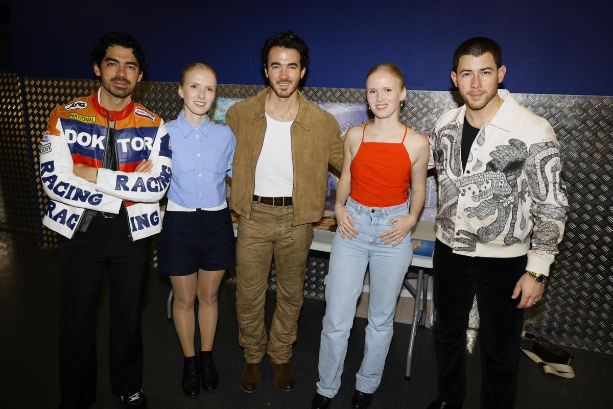 We believed until the very end that this was possible! Thank you to the <a href="/jonasbrothers/">Jonas Brothers</a> and their team for their kindness, warm welcome, and for the opportunity to share our works with you in person🙏🏼

#jonasbrothers #thetour #artists #art