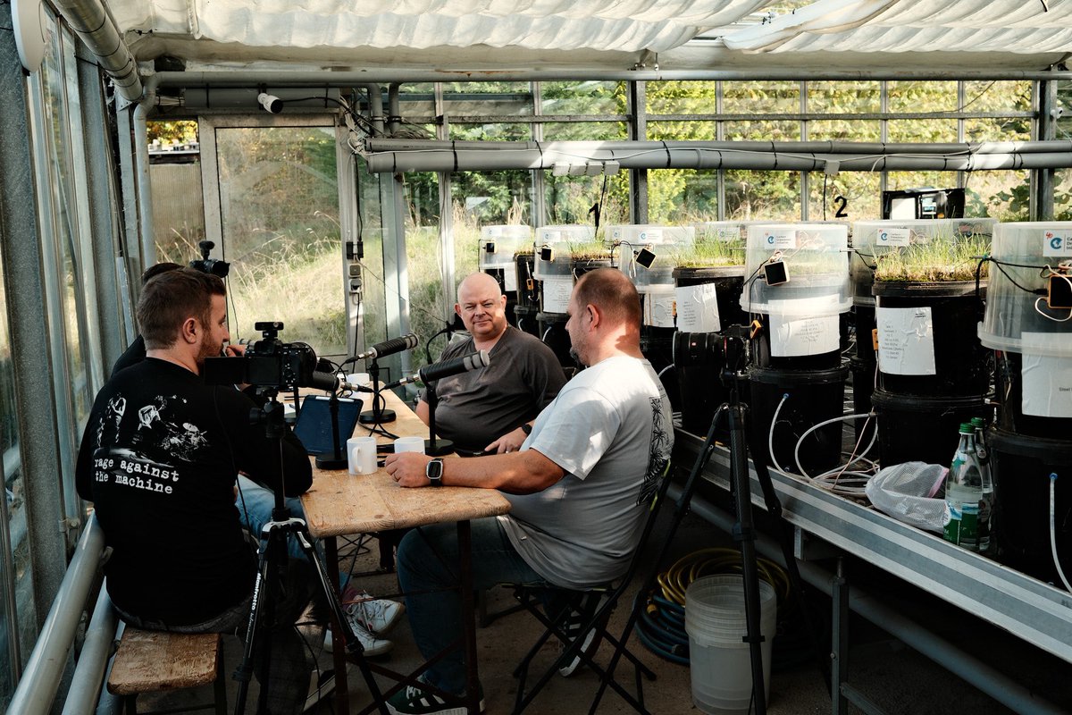 Heute haben wir mit <a href="/PatrickNdmr/">Patrick Niedermayer</a> und seinem Team eine Folge für den „Klimanachbarn“-Podcast aufgenommen - standesgemäß, authentisch und etwas beengt in unserem Gewächshaus mit 400 Klimaexperimenten. Es ging um die Geschichte von <a href="/carbon_drawdown/">Carbon Drawdown Initiative</a>, die Herausforderungen beim Messen