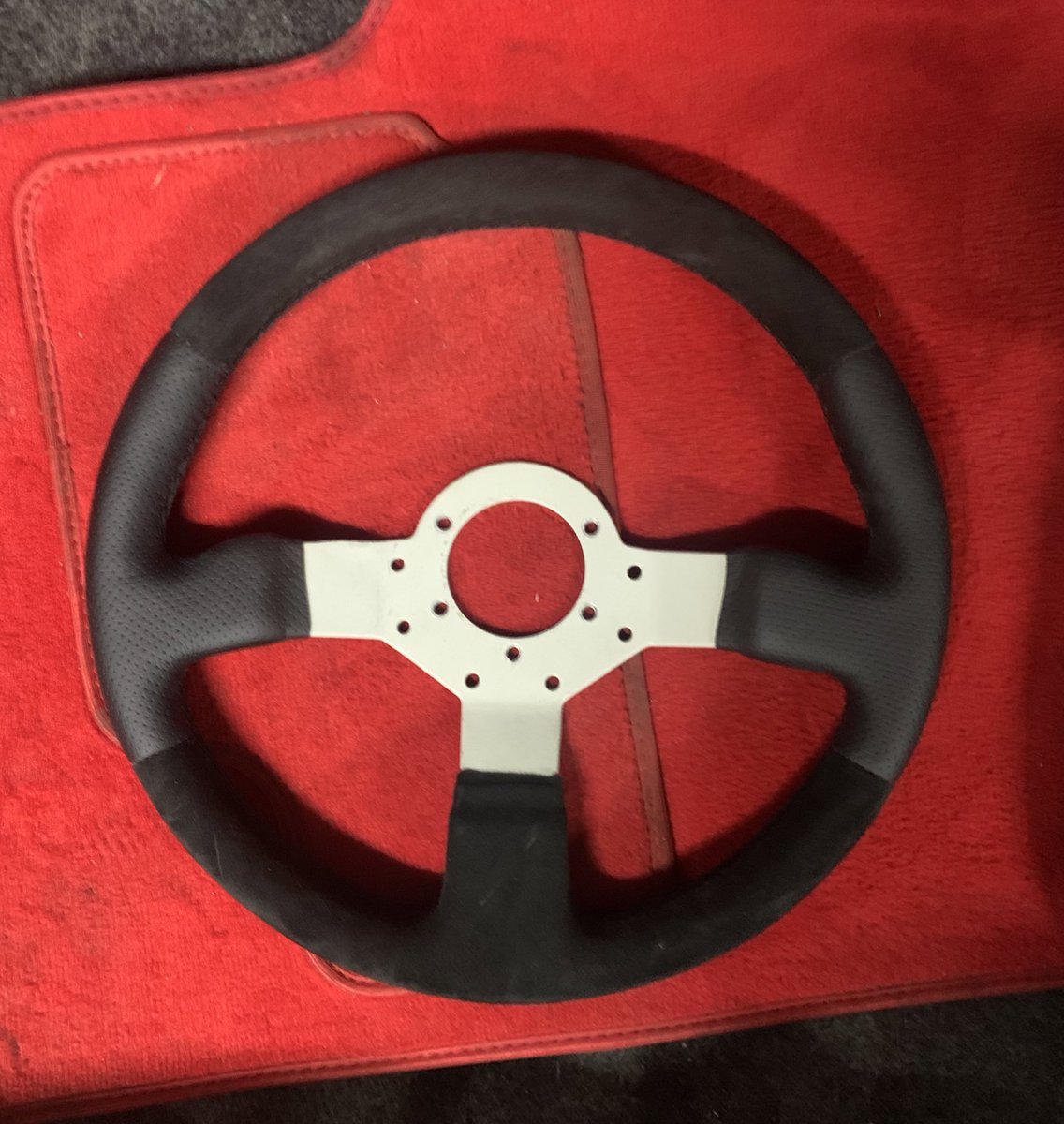 El antes y después del volante de R5 GT Turbo, un buen tapicero puede hacer maravillas, el volante original del pero con un tanto de terciopelo y piel increíble. 
Lo que mínimo se merece un GT Turbo de los 80” #Retro #motorsport