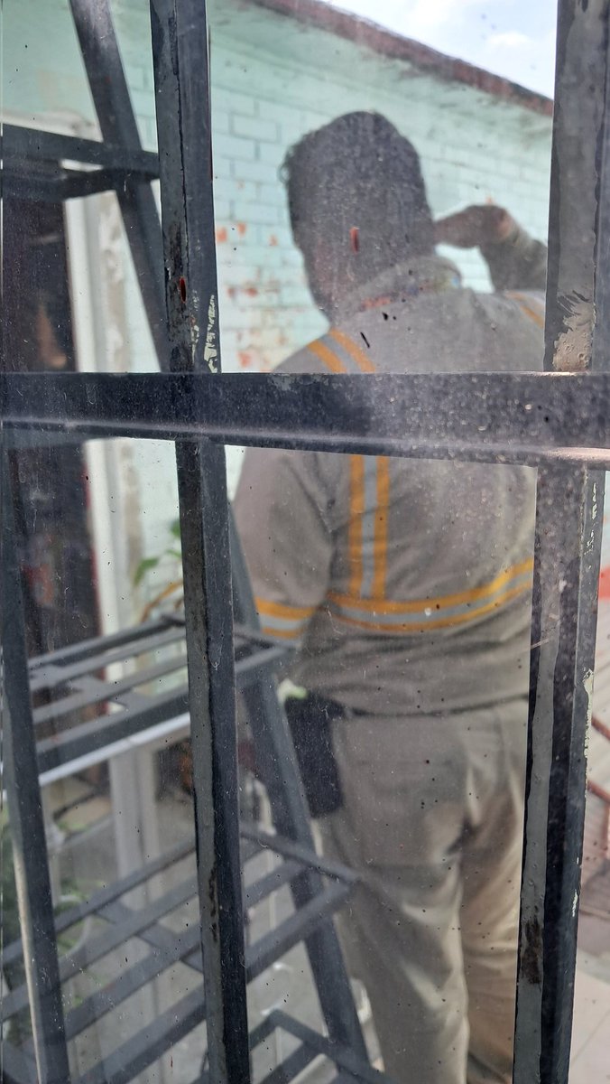 PP_moss's tweet photo. Hoy este trabajador de @CFEmx se dejó sobornar por 60 y no cortar el servicio a una deudora. https://t.co/52dFjainIm
