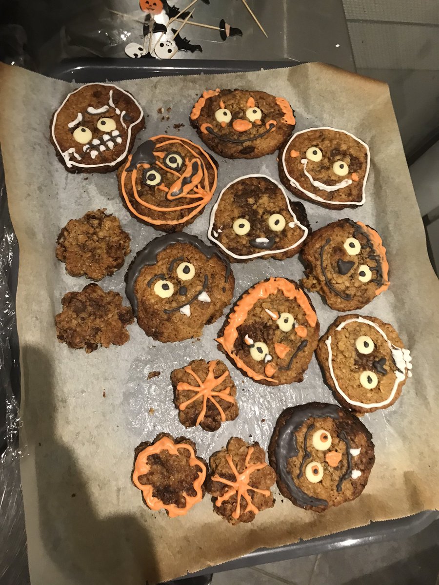 apeachiateme's tweet photo. Working at a cafe during Halloween + boss telling me I can do whatever I want = a bunch of decorated cookies https://t.co/quUc8l58No