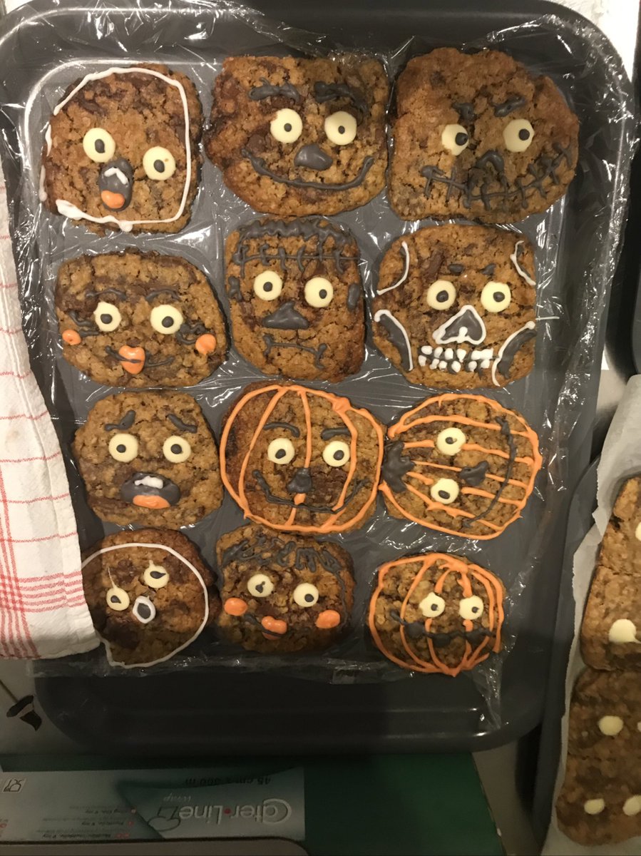 apeachiateme's tweet photo. Working at a cafe during Halloween + boss telling me I can do whatever I want = a bunch of decorated cookies https://t.co/quUc8l58No