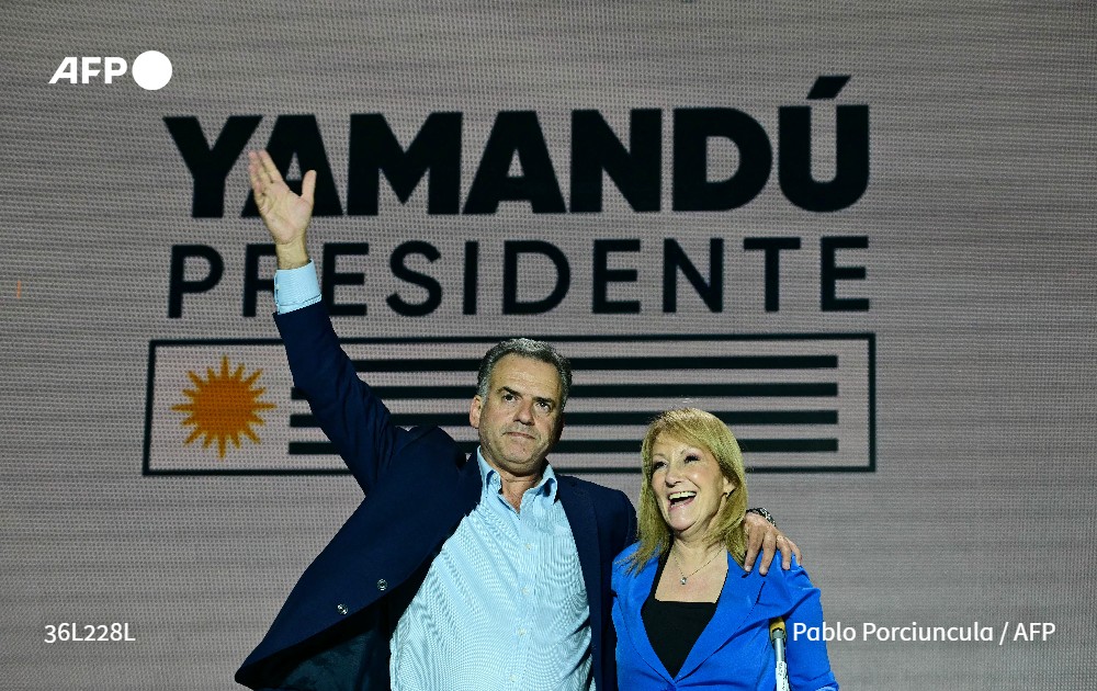 🇺🇾 Tras las #EleccionesUruguay2024, los partidos dirigieron un mensaje a sus simpatizantes.

🔍 Pero, a diferencia de lo que circula en redes, los candidatos opositores Orsi y Cosse sí saludaron juntos sobre el escenario.

➡ u.afp.com/DiscursosElecc…