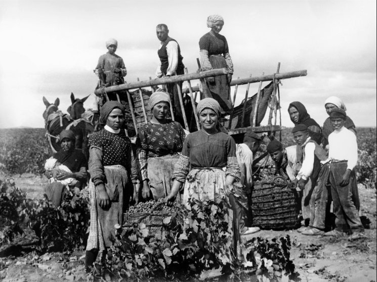 GuerraenlaUni's tweet photo. En 1900, de los 19 millones de personas que había en España, 15,5 millones (79%) vivían en el campo. Y el 91% de los municipios tenía menos de 5000 habitantes. La historia de España hasta el siglo XX debería ser ante todo una antropología histórica del campesinado. https://t.co/lzkMInW0Ba