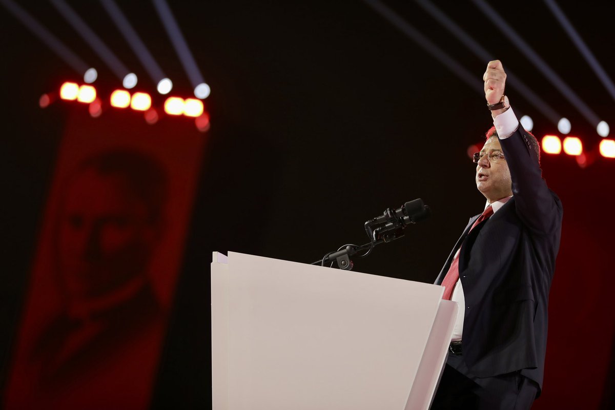 Yenikapı’yı Cumhuriyet coşkusuyla dolduran on binlerce İstanbulluya şükranlarımı sunuyorum. Cumhuriyetimizin ikinci yüzyılında, tam da Atatürk’ün hayal ettiği gibi, özgürlük, eşitlik ve adalete dayalı, güçlü ve refah içinde bir ülkeyi inşa etmek sorumluluğuyla karşı karşıyayız.