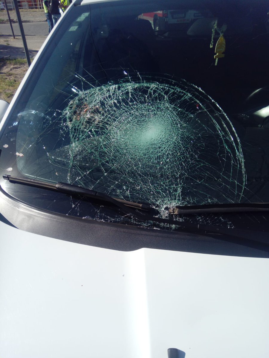 🚨 Una ciclista de 32 años fue atropellada por un automóvil en el cruce de 12 de Sept. y Solalique. La mujer perdió el conocimiento pese a llevar el casco puesto y, según testigos, evidenciaba una fractura en una muñeca, más un golpe fuerte en una pierna. SIEN la trasladó al HPN.