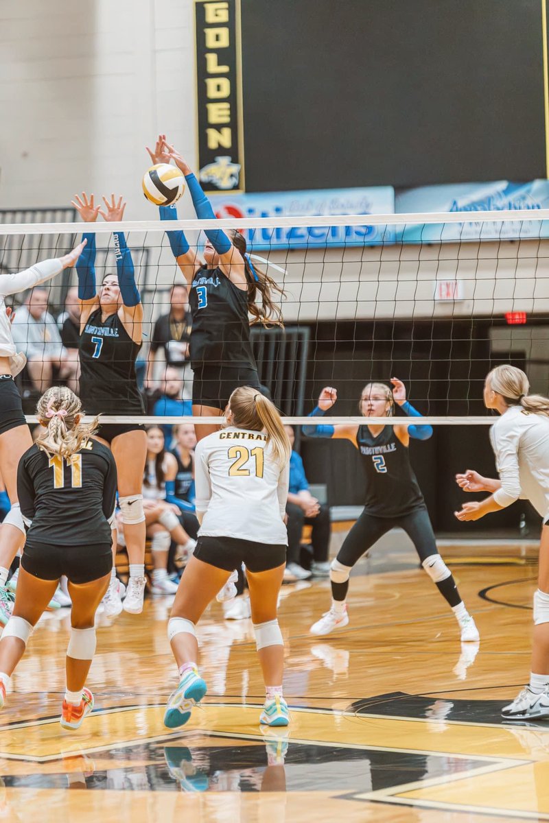 KylieKinner's tweet photo. #regionweek💙🤍 https://t.co/Oeet8CeMyA