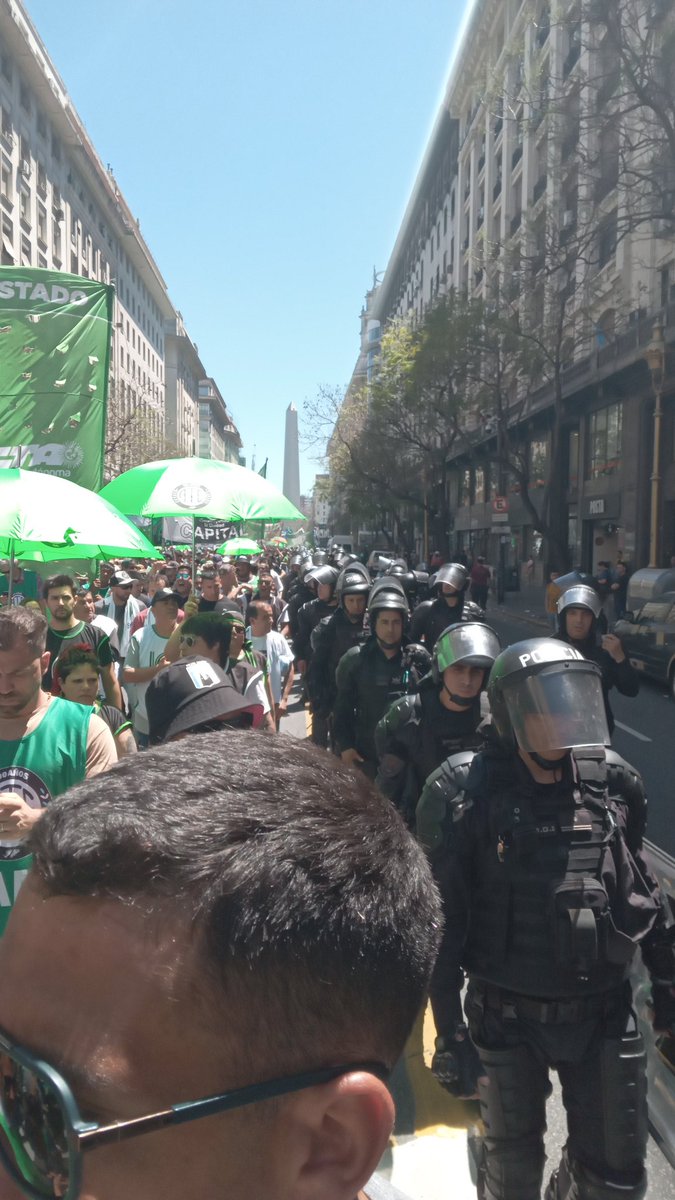 JoaquinMassaOk's tweet photo. Una gran columna encabezada por nuestro Sec General de ATE San Martín, Pablo Garcia, se sumo a la multitudinaria columna que copo las calles de CABA.

Una vez más el protocolo violento de @JMilei y @PatoBullrich no pudo frenar la gran columna de @ateprensa .

#ParoNacional
#ATE https://t.co/BLjQGxD7Mj