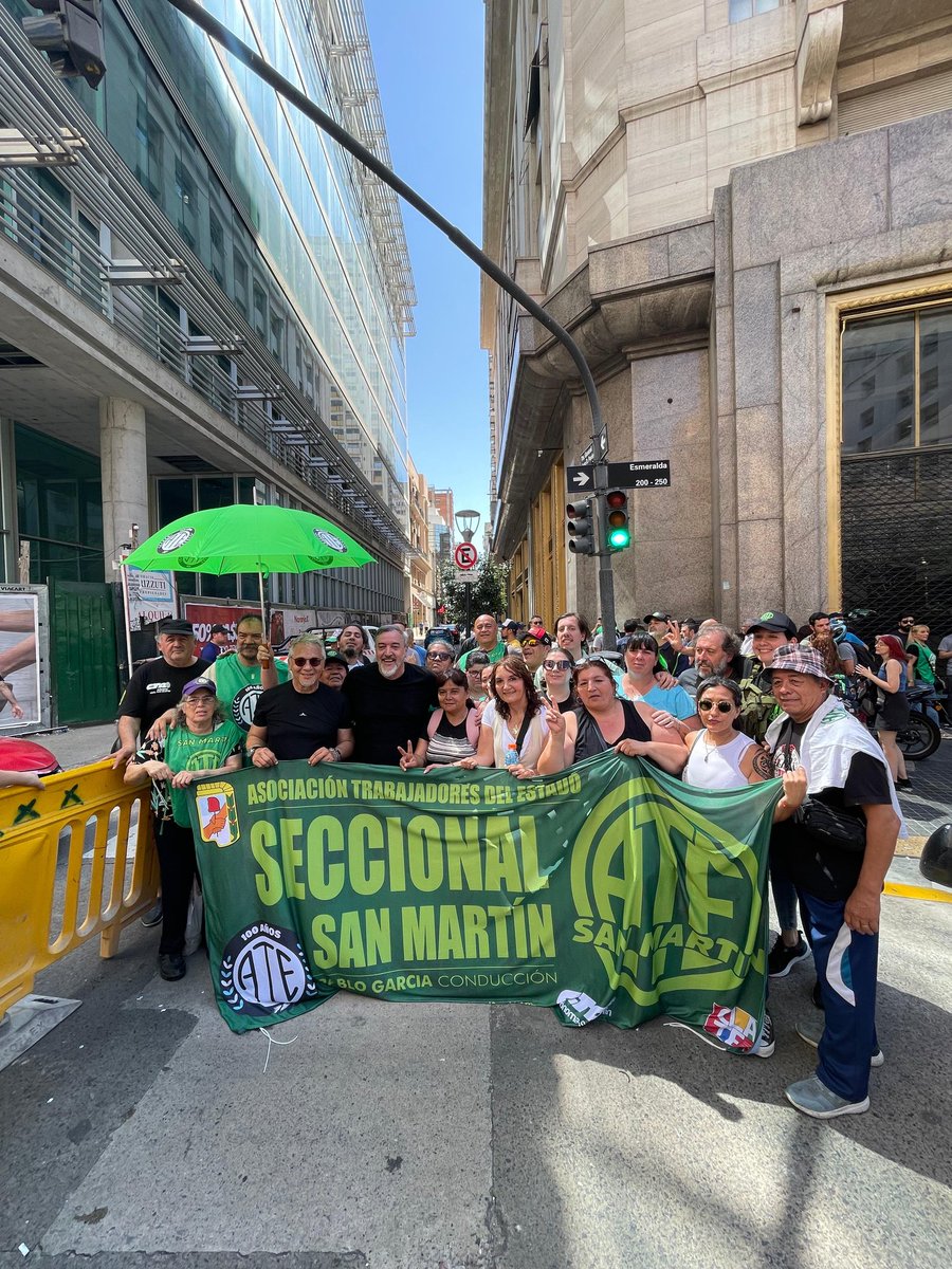 JoaquinMassaOk's tweet photo. Una gran columna encabezada por nuestro Sec General de ATE San Martín, Pablo Garcia, se sumo a la multitudinaria columna que copo las calles de CABA.

Una vez más el protocolo violento de @JMilei y @PatoBullrich no pudo frenar la gran columna de @ateprensa .

#ParoNacional
#ATE https://t.co/BLjQGxD7Mj