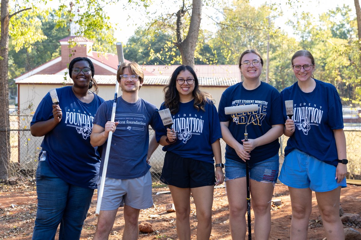 ETBU's tweet photo. Thank you to all the ETBU students who participated in Serve Day this past Saturday, hosted by ETBU's Baptist Student Ministry. It always makes us proud to see Tigers serve alongside one another and display the love of Christ to our city. #EnhancingCommunity https://t.co/vg21VJeMMx
