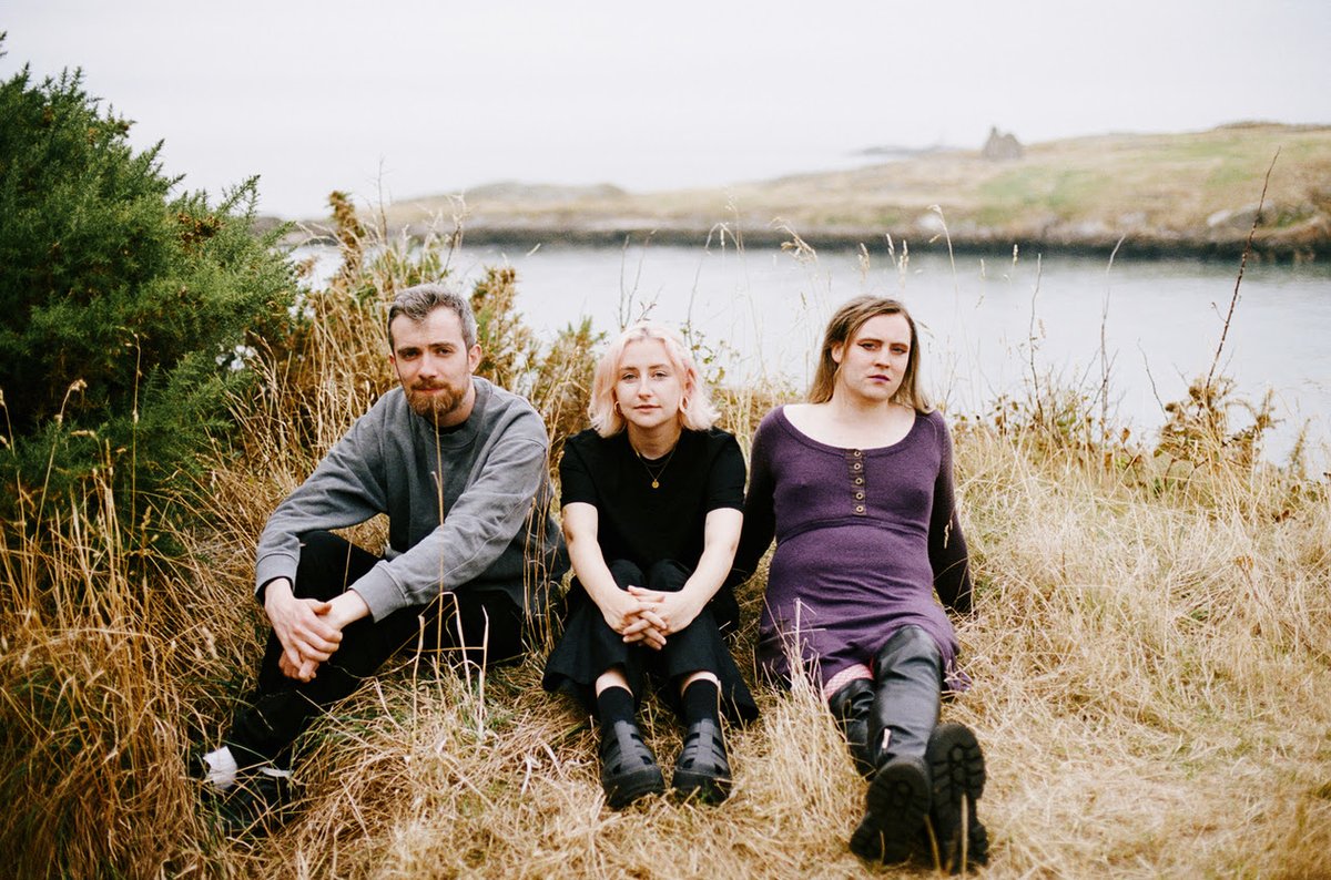 Irish band M(h)aol release new single on Merge, announce 2025 US tour dates brooklynvegan.com/irish-band-mha…
