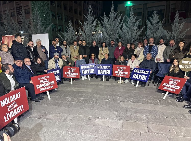 etin1224472's tweet photo. ✅ Ankara’nın soğuğunda hem de Cumhuriyet Bayramının gecesinde ‘mülakat haksızlığına’ karşı MEB’in önünde öğretmenler ve vekiller sesini duyurmaya çalışıyorlar. #CBMülakatıKaldır https://t.co/9uFNnSifll