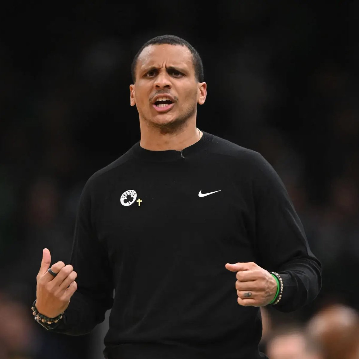 NBAdabad's tweet photo. Joe Mazzulla defende o retorno das brigas na NBA:

"A maior coisa que a NBA tirou das pessoas, do ponto de vista do entretenimento, são as brigas. Queria que as brigas voltassem. O que é mais divertido do que uma luta?

No beisebol, deixam até os jogadores saírem do banco pra brigar. Não existe nem falta pesada mais na NBA. Eles têm tacos, que são armas, e a única coisa que a gente tem é uma bola. No hóquei, são tacos e discos. A gente não tem direito nem a trocação."

@NBCSCeltics