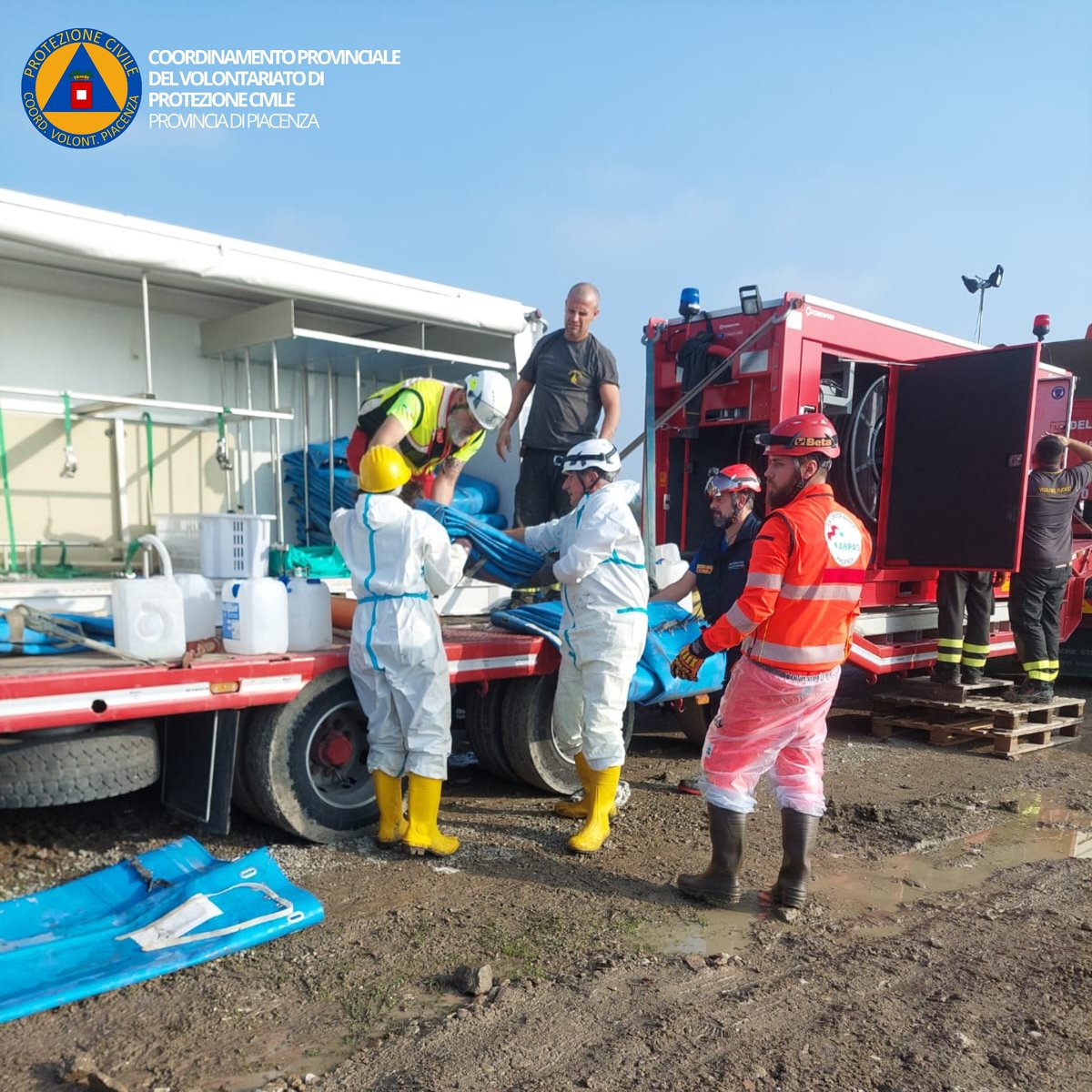 CVPCPiacenza's tweet photo. 🚨 Prosegue l'impegno delle squadre del @CVPCPiacenza per interventi a supporto dei territori colpiti dalla #alluvione nella provincia di #ReggioEmilia.

✅️ Grazie per l'impegno e la professionalità dei Volontari di #ProtezioneCivile di #Piacenza intervenuti 💪 https://t.co/OdqkEfR08v
