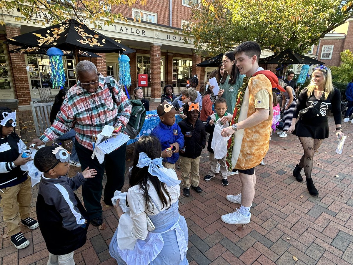 kerib_news's tweet photo. Lots of Halloween fun taking place @WakeForest during #ProjectPumpkin! This student-led event welcomes local children to campus for an interactive fall festival complete with games, candy and learning activities. This marks the 36th year for the event. #Deacs #wsnc https://t.co/OWB6AYkYEe