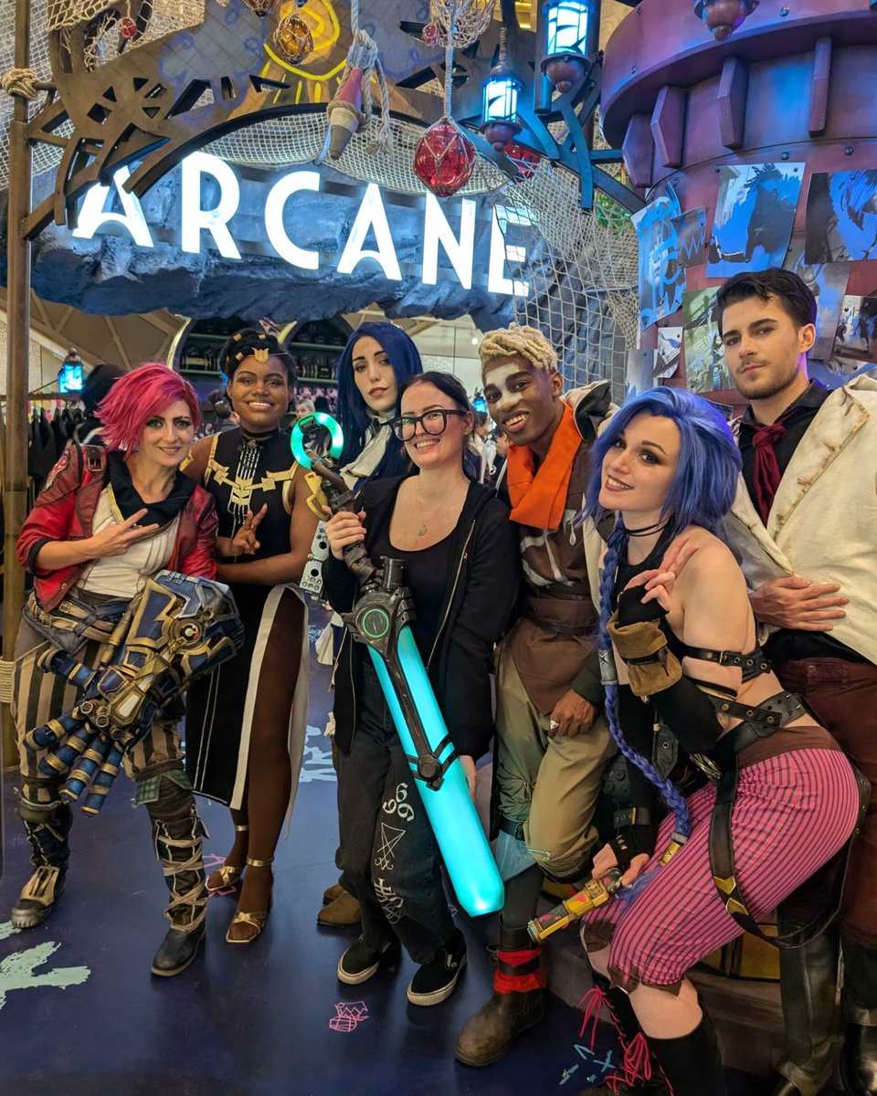 Do_re_mi_sol's tweet photo. ~💜⚙️~
Our Arcane adventure is over and jeez what a week-end !! (Until November, the 9th ofc 🙈) 

I had the grandiose opportunity to interpret Jinx from Arcane season 1 at the Galeries Lafayette Pop-up store. Thank you so much for your trust @arcaneshow @riotgames. 💚 https://t.co/5t6vgKhYxS