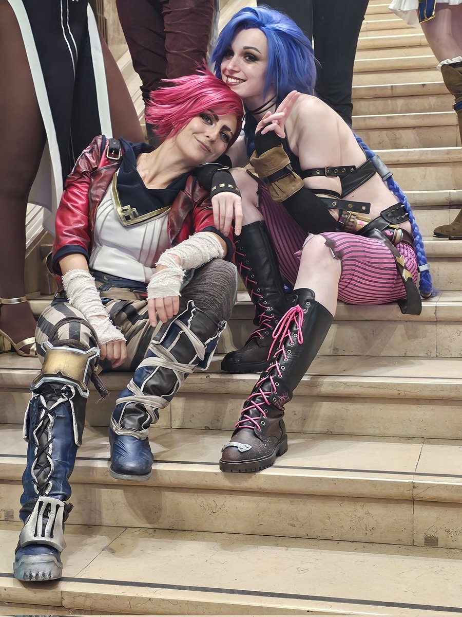 Do_re_mi_sol's tweet photo. ~💜⚙️~
Our Arcane adventure is over and jeez what a week-end !! (Until November, the 9th ofc 🙈) 

I had the grandiose opportunity to interpret Jinx from Arcane season 1 at the Galeries Lafayette Pop-up store. Thank you so much for your trust @arcaneshow @riotgames. 💚 https://t.co/5t6vgKhYxS