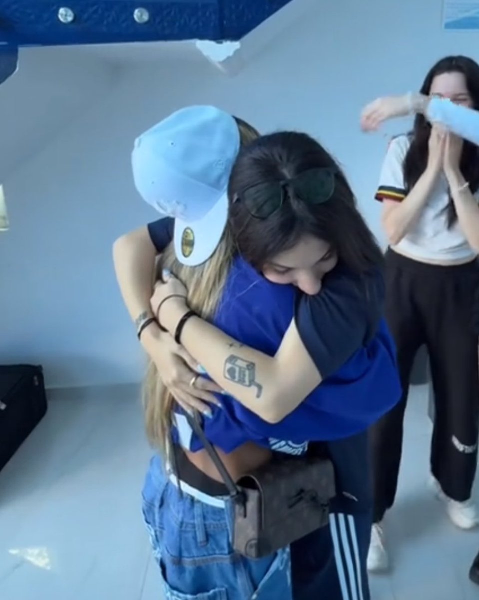 faithbrisa's tweet photo. MIRA LO QUE ES ESE JUNTE GRACIAS RAI Y ALEX POR HACERLO POSIBLE SE VIENEN LAS JIJEADAS MAS LARGAS https://t.co/y3hla0n7wk