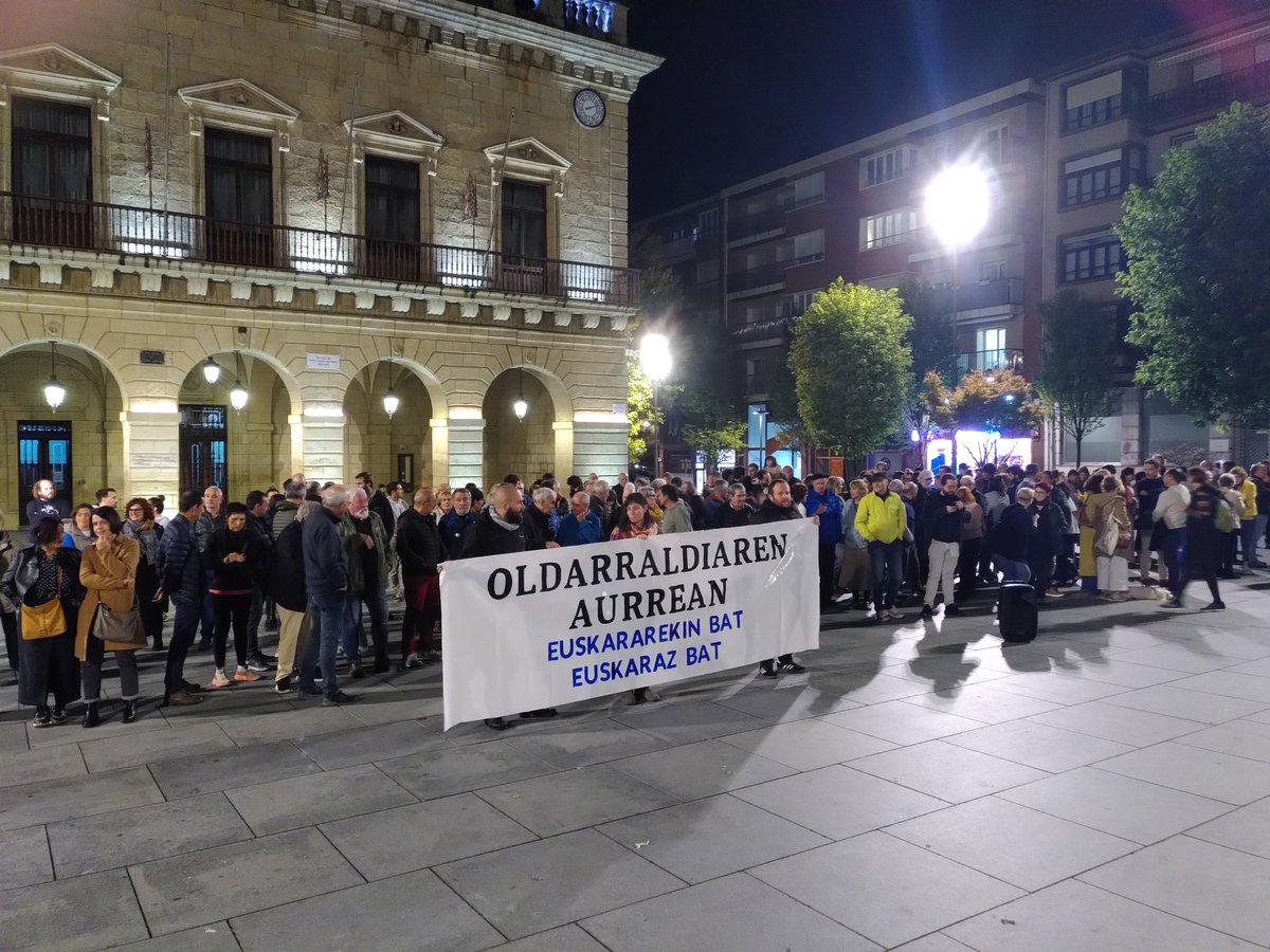 Irunen 200 lagundik gora elkartu gara euskararen aurkako enegarren erasoa salatzeko.

Eskerrik asko gerturatu zareten guztioi! Argi geratu da Irunen badagoela giharra!