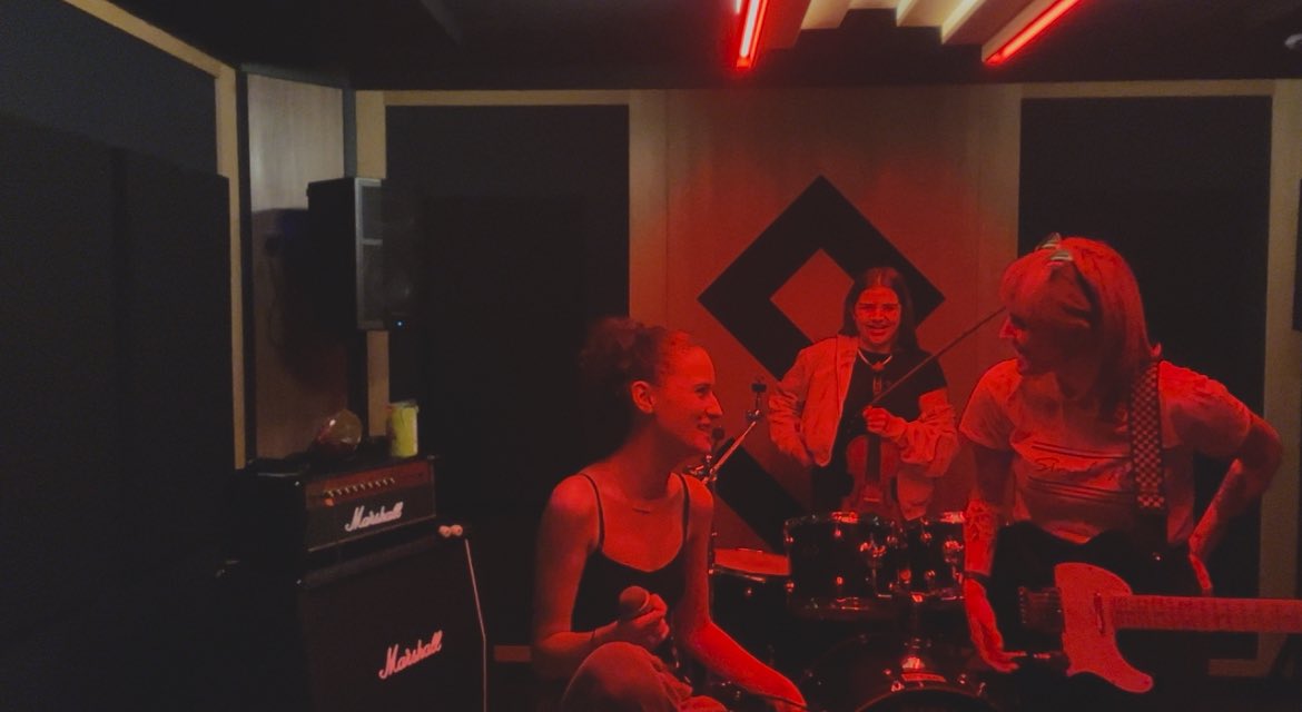 RuntheRedmusic's tweet photo. We just posted our first cover! 🚦❤️

Deep End - Holly Humberstone 

@HolHumberstone 

Give it a listen 🫶🏻

https://t.co/roEttr9Naa 

#newband #irishband #Cover #hollyhumberstone https://t.co/fh3Pl1RH72