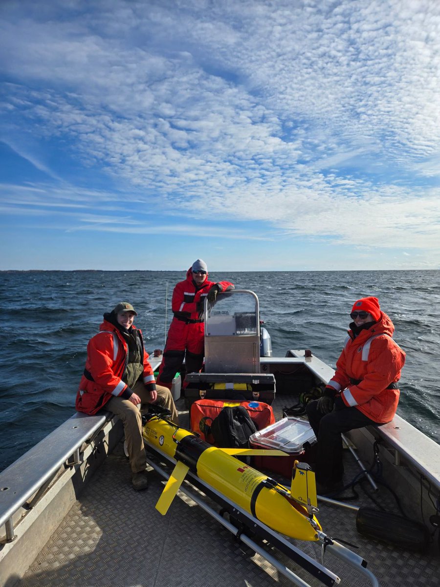 Successful retrieval! Despite the chilly winds on Lake Ontario, RAEON glider pilot @LydPaulic and <a href="/ONresources/">Ontario Ministry of Natural Resources</a> staff safely brought our glider, GOOT back onboard. We detected lots of fish using <a href="/Innovasea/">Innovasea</a> new mobile receiver! Excited to look closer at the data!