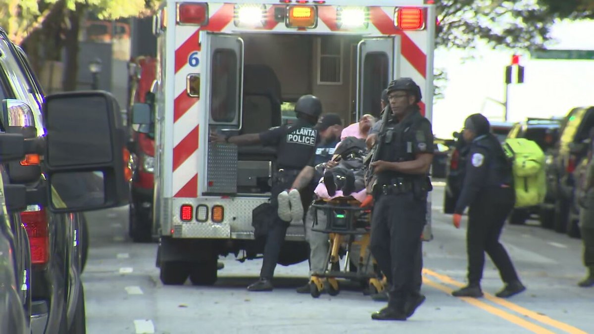 wsbtv's tweet photo. #BREAKING: The suspect barricaded inside the Four Seasons Hotel in midtown Atlanta has been taken into custody: https://t.co/PZokIqZ8bT https://t.co/4kcOZZI3el