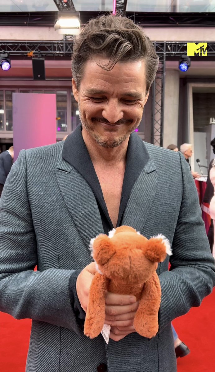 PedroPNation's tweet image. 🦊 PEDRO PASCAL NATION 10K GIVEAWAY 🦊
-To celebrate hitting 10,000 followers we are giving away a Jelly Cat ‘Bashful Fox’ to one follower who LIKES &amp;amp; RETWEETS this post!
-Open internationally.
-You must be following us.
-Winner will be announced Friday 22nd Nov.
-GOOD LUCK ❤️🦊