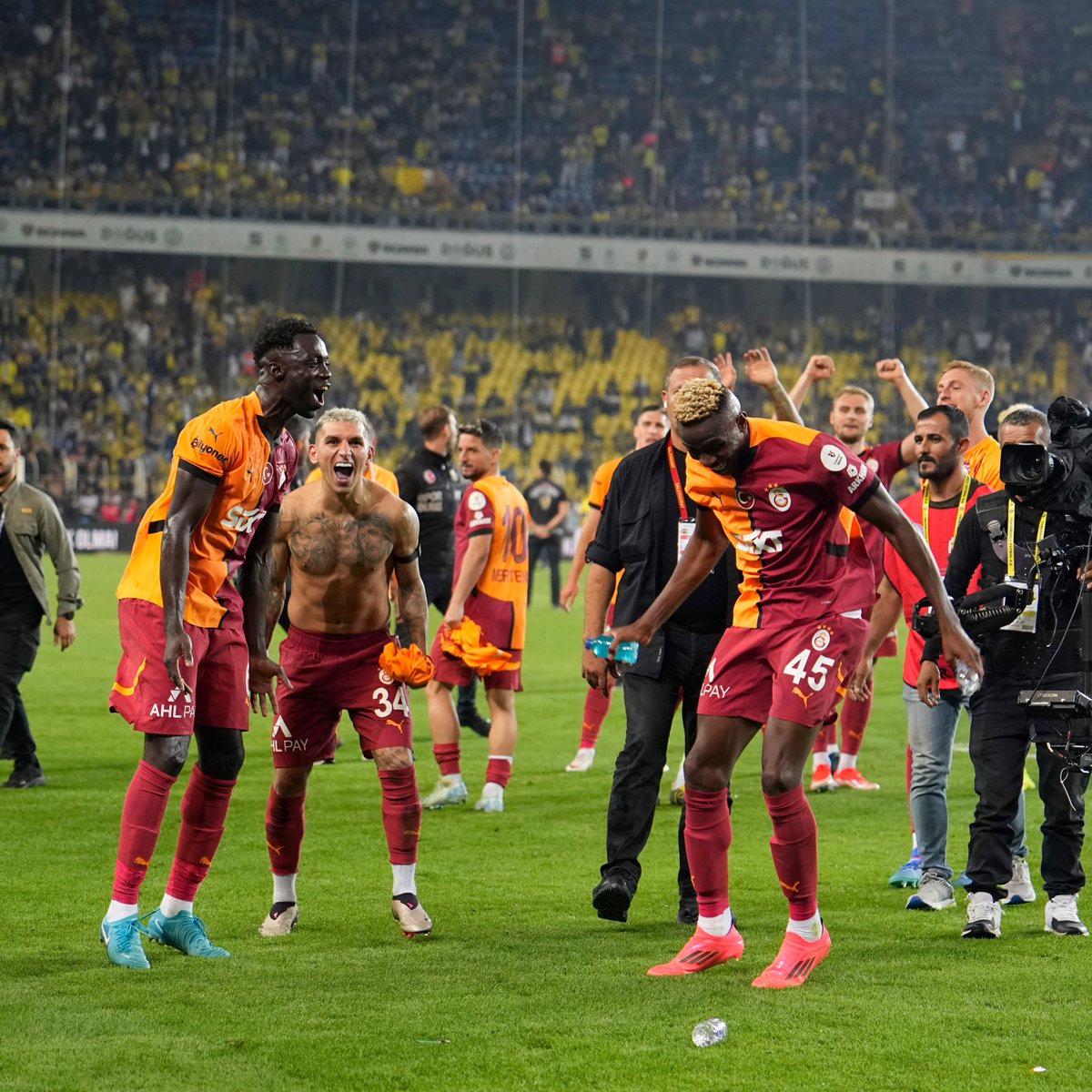 Galatasaray; şampiyon oluyor, Şampiyon Kulüpler kupasında yarı final oynuyor, şaibe.

Galatasaray; Feldkamp’la 9 kişiyle bile derbileri kaybetmeyen akıl almaz bir sezon geçirip şampiyon oluyor, şaibe.

Galatasaray; maaşlarını ödeyemezken, 4 sene üst üste şampiyon oluyor, üstüne