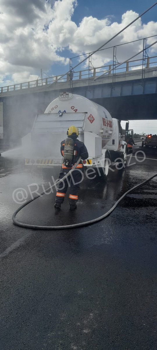 RubiDelRazo's tweet photo. #ATENCIÓN | Cierran la autopista México-Puebla en ambos sentidos por fuga de gas de una pipa, a la altura del puente de Xonacatepec. Tómelo en cuenta. #Puebla. https://t.co/AMKu0cuMv3