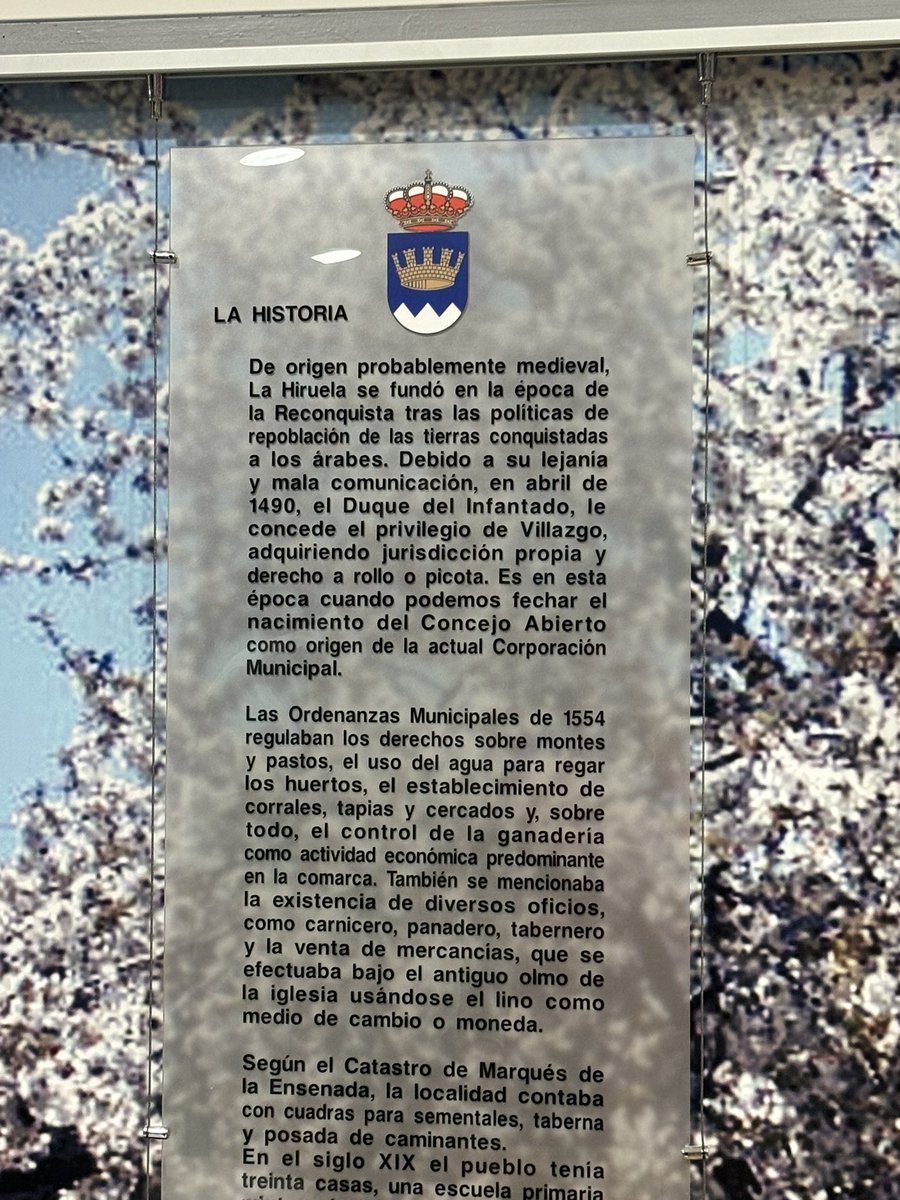 EscalanteMarisa's tweet photo. 🍁🌨️ Hoy nos hemos reunido con los alcaldes independientes de la @RmcMadrid en La Hiruela, uno de los pueblos más pequeños y bonitos de la CM.

Su alcalde, Antonio Viedma, nos ha contado cómo se trabaja en un Concejo abierto la participación ciudadana y los presupuestos locales. https://t.co/o8PRMZ8h9J