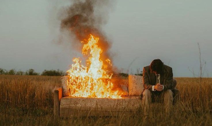Concorde Yanılgısı;

"Kaybeden kişi olmamak için daha çok kaybetmek halidir. Bir şeye emek verildiği zaman, sonrasında o durum kişiye zarar veriyor olsa bile, o durumu bırakamama halidir.