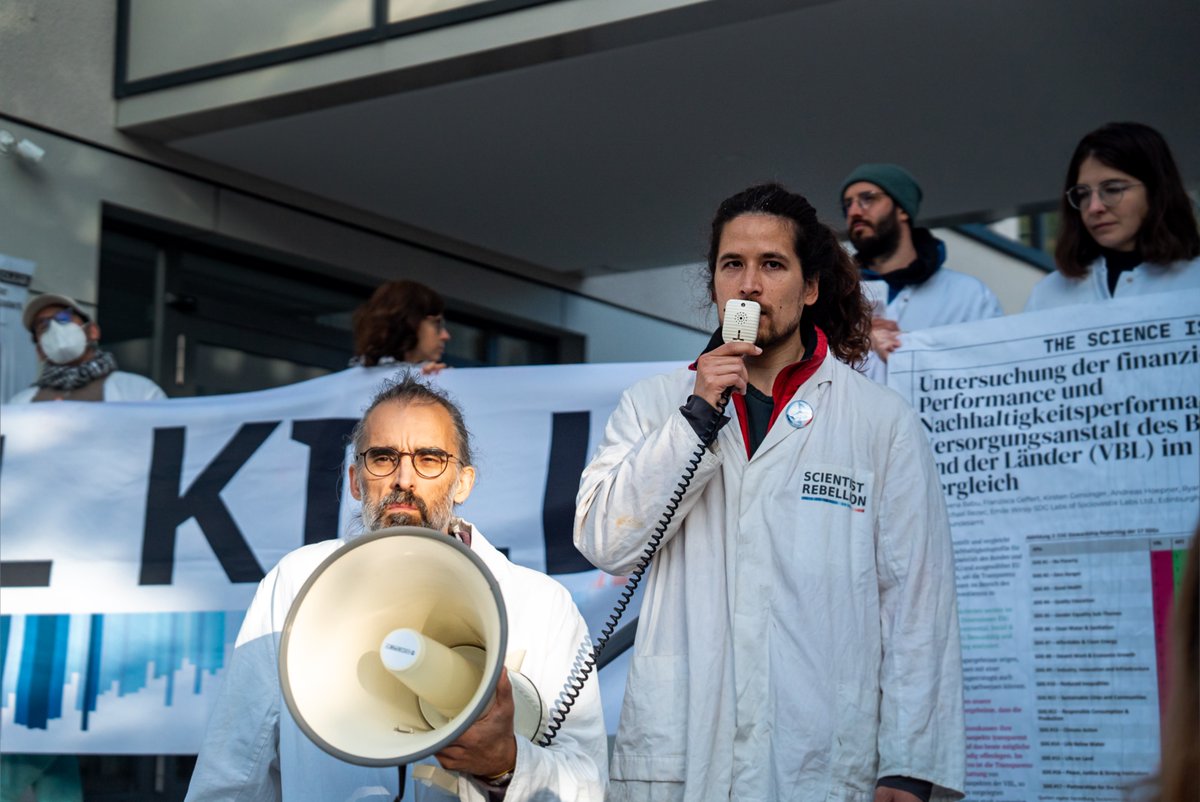 Eine Woche nach unserem Protest vor der VBL-Zentrale bleibt unsere Forderung aktuell: Transparenz über Investments und raus aus den Fossilen – keine Klimazerstörung mit unserem Geld!
Wann wird die VBL ihrer Verantwortung nachkommen?